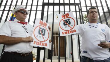 Taxistas contra la aplicación de celular Uber: jornada de protesta en varios países de América. (EFE)