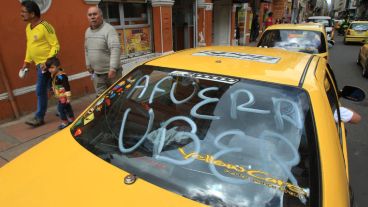 Uber permite a conductores particulares encontrar pasajeros ocasionales cercanos. Los taxistas dicen que les quita clientes. (EFE)