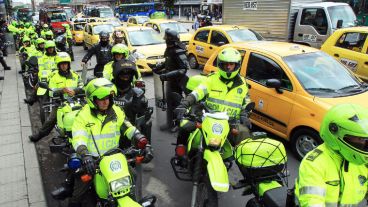 Policías antimotines acompañaron la protesta de los conductores de taxis.  (EFE)