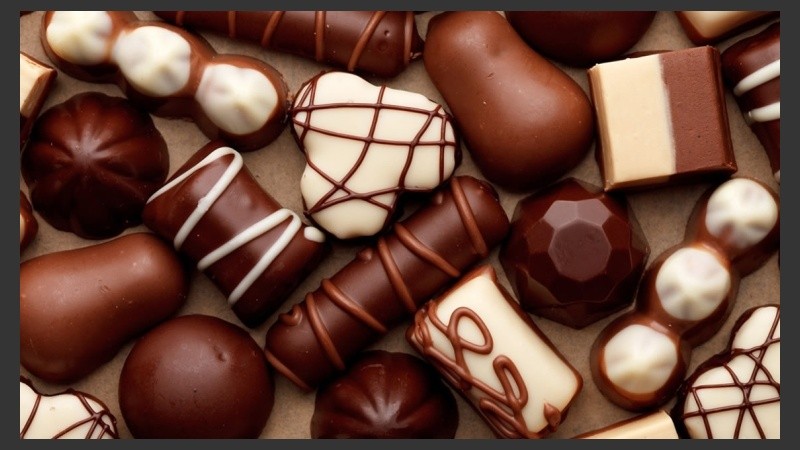 El chocolate estimula la producción de serotonina y endorfinas.