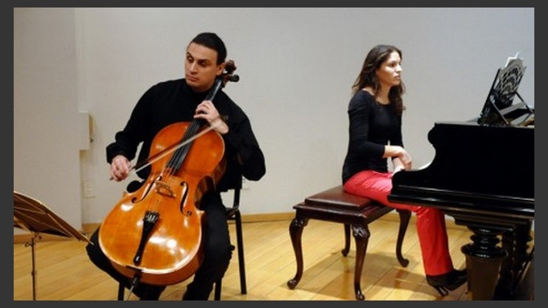 A las 19.30, el cellista Fernando Gentile y la pianista Laura Brunetti participan del ciclo “El piano y su música”. En el ECU, San Martín 750. Gratis.