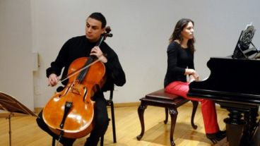 A las 19.30, el cellista Fernando Gentile y la pianista Laura Brunetti participan del ciclo “El piano y su música”. En el ECU, San Martín 750. Gratis.