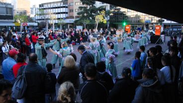 Música y baile en plaza Montenegro para celebrar la Fiesta de la Caña con Ruda. (Rosario3.com)
