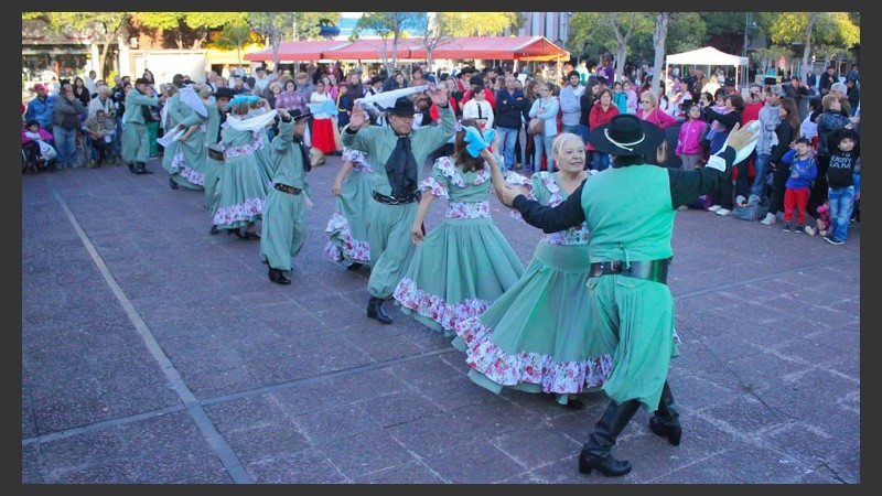 Diferentes agrupaciones folclóricas estuvieron presentes en la fiesta. (Rosario3.com)