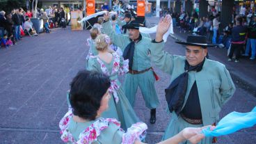 Los bailarines se lucieron en la plaza Montenegro. (Rosario3.com)