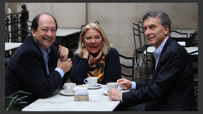 Sanz, Carrió y Macri sonrientes para la foto. 
