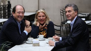 Sanz, Carrió y Macri sonrientes para la foto.