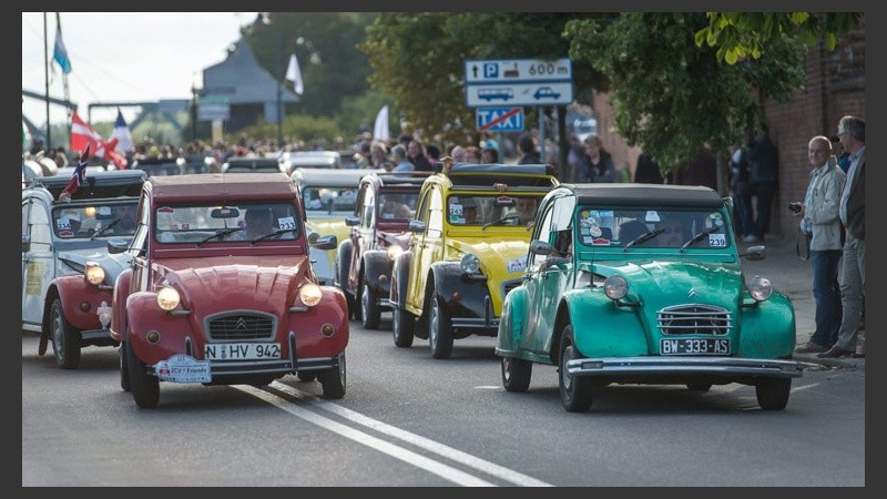 ¡Para nostálgicos! Encuentro internacional de fanáticos del Citröen 2CV en Polonia. (EFE)