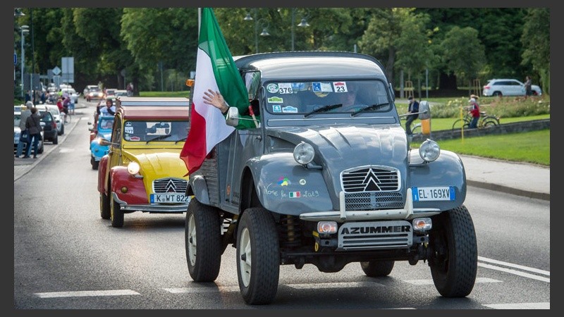 Un piloto de México llevó su 2CV modificado a Polonia. (EFE)