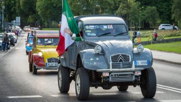 Un piloto de México llevó su 2CV modificado a Polonia. (EFE)
