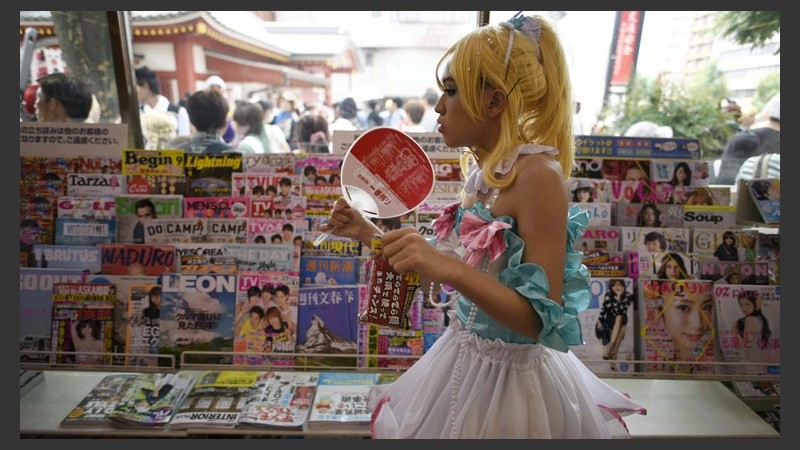 Una mujer totalmente lookeada vista en las calles de la ciudad japonesa. (EFE)