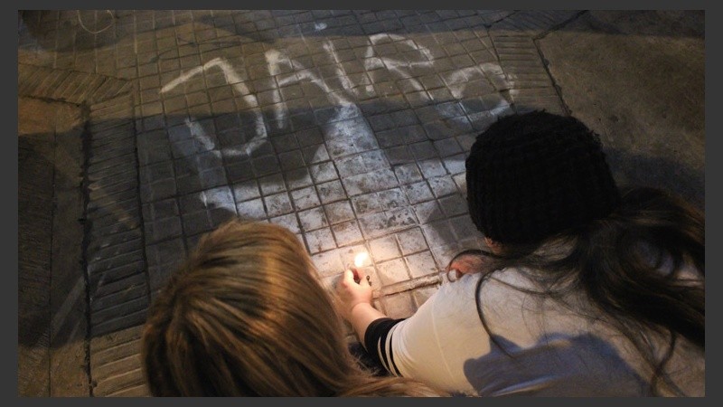 En la esquina donde falleció Jairo, en Zeballos y Dorrego, se prendió una vela y hubo un minuto de silencio. (Rosario3.com)