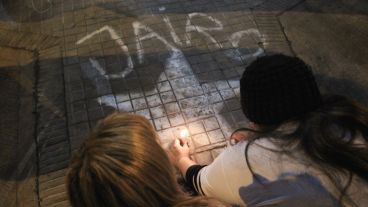 En la esquina donde falleció Jairo, en Zeballos y Dorrego, se prendió una vela y hubo un minuto de silencio. (Rosario3.com)