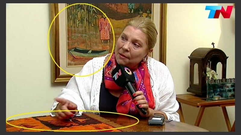 Imágenes que comparan la casa de Carrió con el escenario de la entrevista. 