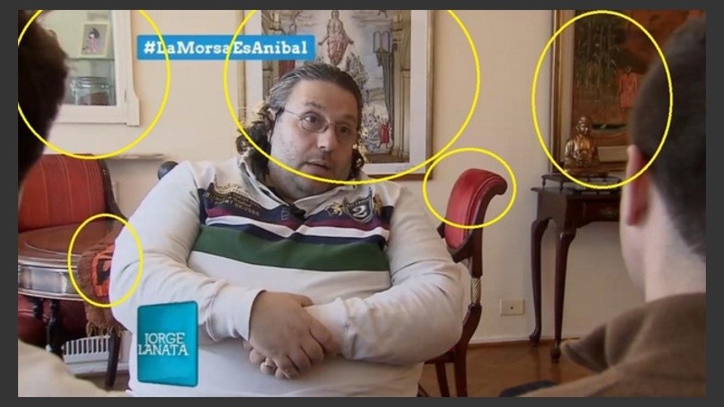 Imágenes que comparan la casa de Carrió con el escenario de la entrevista. 