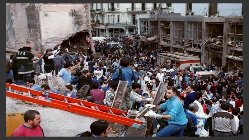 A las 9:53 del lunes 18 de julio de 1994, se produce el atentado contra el edificio de la Asociación Mutual Israelita Argentina (Amia).