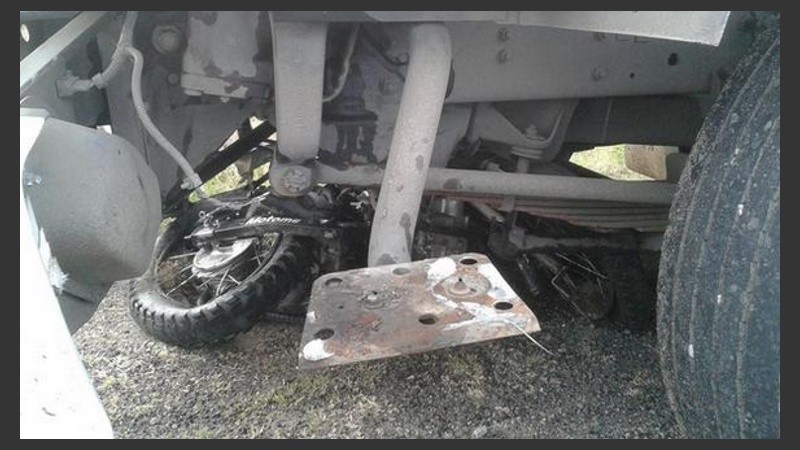 La moto quedó totalmente destrozada bajo las ruedas. 