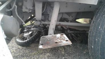 La moto quedó totalmente destrozada bajo las ruedas.