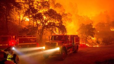 Sigue ardiendo: el feroz incendio forestal continúa al norte del estado de California, Estados Unidos. (EFE)