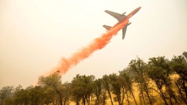 Aviones hidrantes en los trabajos en los bosques al norte del estado californiano. (EFE)