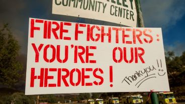 "Bomberos, ustedes son nuestros héroes", indica un cartel visto en la localidad de Clearlake. (EFE)