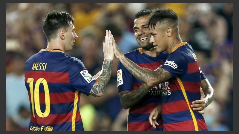 La Pulga celebra con Neymar, que lo asistió en el gol.