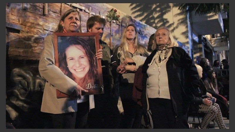 Familiares presentes este miércoles por la noche en Salta 2141. (Rosario3.com)