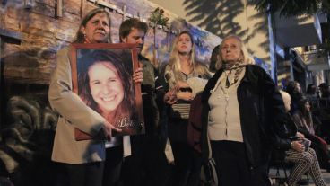 Familiares presentes este miércoles por la noche en Salta 2141. (Rosario3.com)