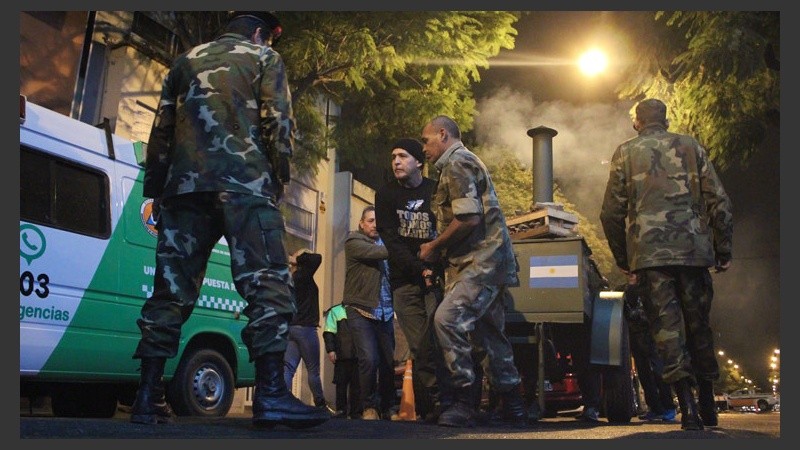 Los veteranos de Malvinas se hicieron presentes para convidar un guiso caliente. (Rosario3.com)