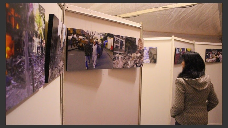 En una carpa hay una exposición de fotos. (Rosario3.com)