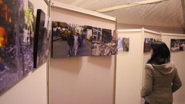 En una carpa hay una exposición de fotos. (Rosario3.com)