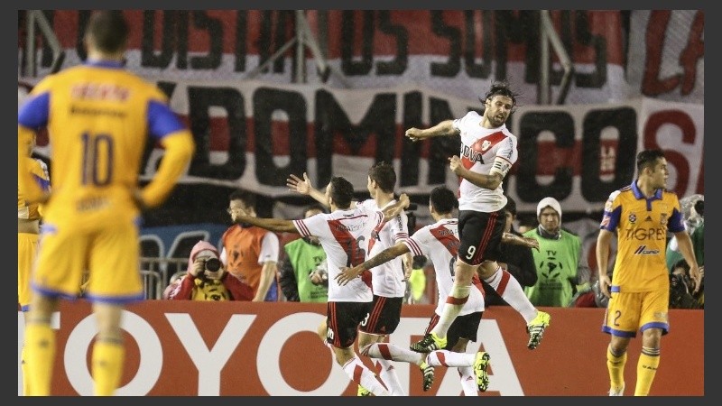 Festejo alocado tras el primer gol que marcó el camino a la gloria.