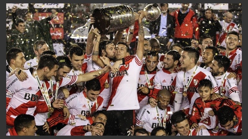 El capitán Cavenaghi se despidió del club levantando la Copa.