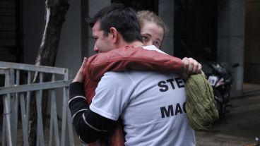 Uno de los abrazos visto en el acto de este jueves. (Alan Monzón/Rosario3.com)