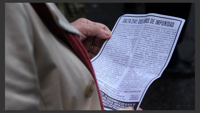 Una mujer lee un folleto que repartieron los familiares. (Alan Monzón/Rosario3.com)