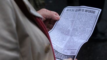 Una mujer lee un folleto que repartieron los familiares. (Alan Monzón/Rosario3.com)