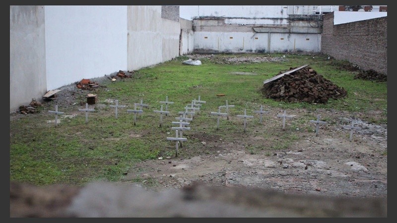 Cruces en el terreno. Así se encuentra el espacio donde estaban los edificios. (Alan Monzón/Rosario3.com)