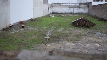 Cruces en el terreno. Así se encuentra el espacio donde estaban los edificios. (Alan Monzón/Rosario3.com)