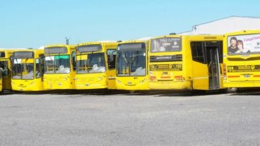 Los coches amarillos de Rosario Bus seguirán guardados por la medida de fuerza.