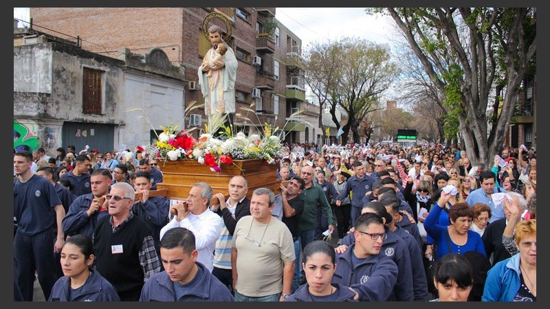 Para pedir por pan y trabajo, miles de fieles celebraron el día de San Cayetano. (Alan Monzón/Rosario3.com)