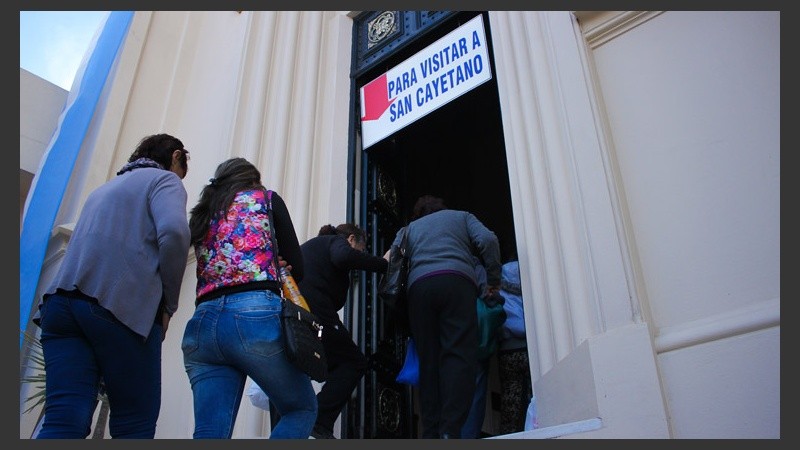 Desde temprano, los fieles se acercaron a la iglesia ubicada en Buenos Aires al 2100. (Alan Monzón/Rosario3.com)