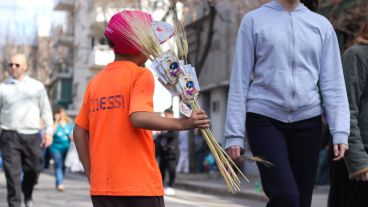 Un pequeño Messi vendiendo espigas frente a la iglesia. (Alan Monzón/Rosario3.com)