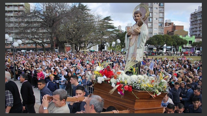 La imagen del santo llegó hasta la plaza Libertad. (Alan Monzón/Rosario3.com)