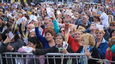 Como es costumbre, San Cayetano moviliza a miles de creyentes año tras año en Rosario. (Alan Monzón/Rosario3.com)