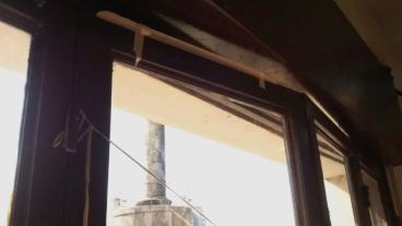 Una ventana, atada con un hilo y pegada con cinta.