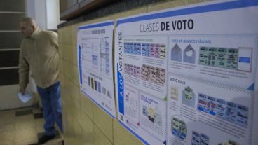 Los tempraneros desafiaron a la lluvia y emitieron su voto. (Rosario3.com)