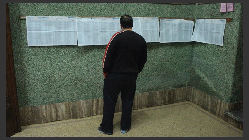 Un hombre consulta el padrón este domingo electoral. (Rosario3.com)