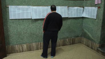 Un hombre consulta el padrón este domingo electoral. (Rosario3.com)