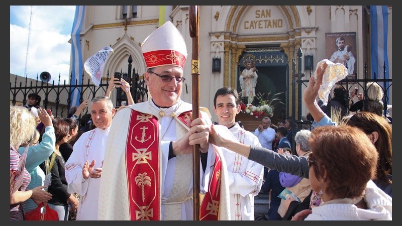 El arzobispo Eduardo Martín encabezó por primera vez la procesión de San Cayetano. (Alan Monzón/Rosario3.com)