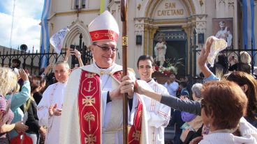 El arzobispo Eduardo Martín encabezó por primera vez la procesión de San Cayetano. (Alan Monzón/Rosario3.com)